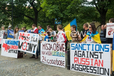  10.06.2016 WARSZAWA<br /> MANIFESTACJA DIASPORY UKRAINSKIEJ PRZECIWKO DZIALANIOM FEDERACJI ROSYJSKIEJ I OBWE NA UKRAINIE <br /> N/Z UCZESTNICY <br />  