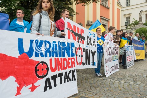  10.06.2016 WARSZAWA<br /> MANIFESTACJA DIASPORY UKRAINSKIEJ PRZECIWKO DZIALANIOM FEDERACJI ROSYJSKIEJ I OBWE NA UKRAINIE <br /> N/Z UCZESTNICY <br />  