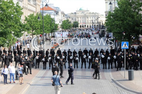  11.06.2016 WARSZAWA<br />PARADA ROWNOSCI<br />N/Z KORDON POLICJI POLICJA<br /> 