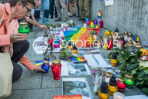  13.06.2016 WARSZAWA <br /> MIESZKANCY WARSZAWY I SRODOWISKA LGBT ZLOZYLI KWIATY I ZNICZE POD AMBASADA USA PO ZAMACHU TERRORYSTYCZNYM W ORLANDO<br /> N/Z SKLADANIE ZNICZY<br />  