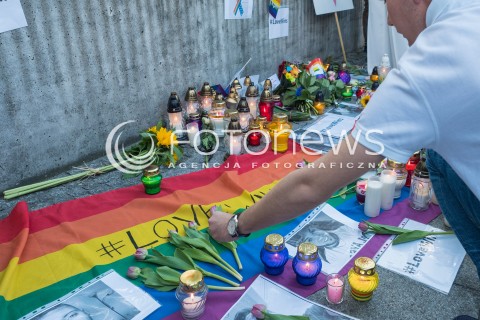  13.06.2016 WARSZAWA <br /> MIESZKANCY WARSZAWY I SRODOWISKA LGBT ZLOZYLI KWIATY I ZNICZE POD AMBASADA USA PO ZAMACHU TERRORYSTYCZNYM W ORLANDO<br /> N/Z SKLADANIE ZNICZY<br />  