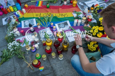  13.06.2016 WARSZAWA <br /> MIESZKANCY WARSZAWY I SRODOWISKA LGBT ZLOZYLI KWIATY I ZNICZE POD AMBASADA USA PO ZAMACHU TERRORYSTYCZNYM W ORLANDO<br /> N/Z SKLADANIE ZNICZY<br />  