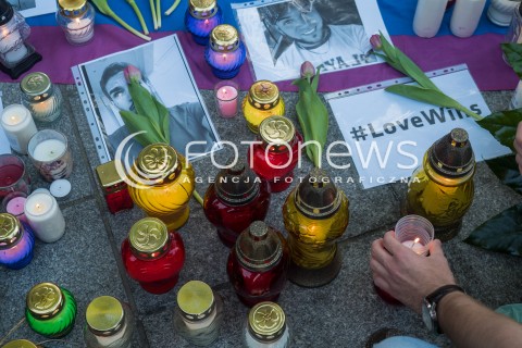  13.06.2016 WARSZAWA <br /> MIESZKANCY WARSZAWY I SRODOWISKA LGBT ZLOZYLI KWIATY I ZNICZE POD AMBASADA USA PO ZAMACHU TERRORYSTYCZNYM W ORLANDO<br /> N/Z SKLADANIE ZNICZY<br />  