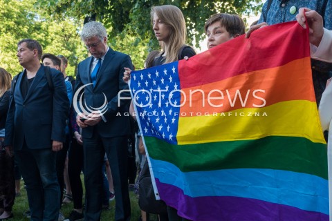  13.06.2016 WARSZAWA <br /> MIESZKANCY WARSZAWY I SRODOWISKA LGBT ZLOZYLI KWIATY I ZNICZE POD AMBASADA USA PO ZAMACHU TERRORYSTYCZNYM W ORLANDO<br /> N/Z UCZESTNICY<br />  