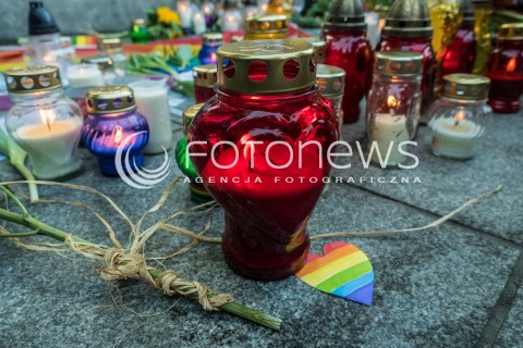  13.06.2016 WARSZAWA <br /> MIESZKANCY WARSZAWY I SRODOWISKA LGBT ZLOZYLI KWIATY I ZNICZE POD AMBASADA USA PO ZAMACHU TERRORYSTYCZNYM W ORLANDO<br /> N/Z KWIATY I ZNICZE<br />  