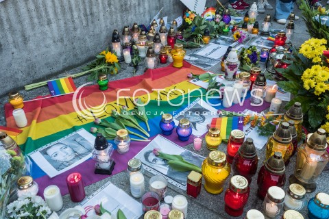  13.06.2016 WARSZAWA <br /> MIESZKANCY WARSZAWY I SRODOWISKA LGBT ZLOZYLI KWIATY I ZNICZE POD AMBASADA USA PO ZAMACHU TERRORYSTYCZNYM W ORLANDO<br /> N/Z KWIATY I ZNICZE<br />  