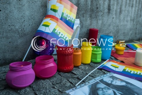  13.06.2016 WARSZAWA <br /> MIESZKANCY WARSZAWY I SRODOWISKA LGBT ZLOZYLI KWIATY I ZNICZE POD AMBASADA USA PO ZAMACHU TERRORYSTYCZNYM W ORLANDO<br /> N/Z KWIATY I ZNICZE<br />  