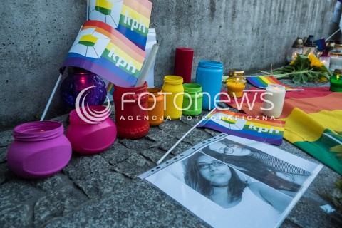  13.06.2016 WARSZAWA <br /> MIESZKANCY WARSZAWY I SRODOWISKA LGBT ZLOZYLI KWIATY I ZNICZE POD AMBASADA USA PO ZAMACHU TERRORYSTYCZNYM W ORLANDO<br /> N/Z KWIATY I ZNICZE<br />  