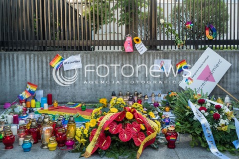 Kwiaty i znicze pod ambasadą USA po zamachu terrorystycznym