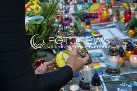  13.06.2016 WARSZAWA <br /> MIESZKANCY WARSZAWY I SRODOWISKA LGBT ZLOZYLI KWIATY I ZNICZE POD AMBASADA USA PO ZAMACHU TERRORYSTYCZNYM W ORLANDO<br /> N/Z SKLADANIE ZNICZY<br />  