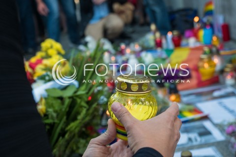  13.06.2016 WARSZAWA <br /> MIESZKANCY WARSZAWY I SRODOWISKA LGBT ZLOZYLI KWIATY I ZNICZE POD AMBASADA USA PO ZAMACHU TERRORYSTYCZNYM W ORLANDO<br /> N/Z SKLADANIE ZNICZY<br />  