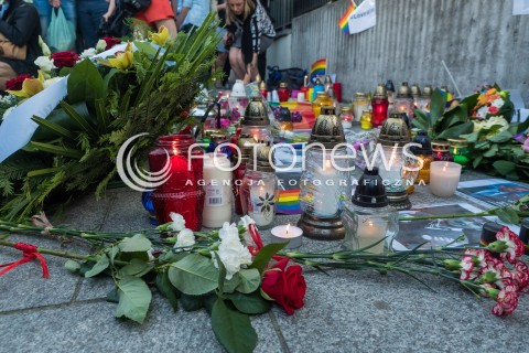  13.06.2016 WARSZAWA <br /> MIESZKANCY WARSZAWY I SRODOWISKA LGBT ZLOZYLI KWIATY I ZNICZE POD AMBASADA USA PO ZAMACHU TERRORYSTYCZNYM W ORLANDO<br /> N/Z KWIATY I ZNICZE<br />  