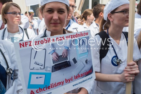  18.06.2016 WARSZAWA<br /> MANIFESTACJA POROZUMIENIA MLODYCH LEKARZY REZYDENTOW <br /> N/Z UCZESTNICY <br />  