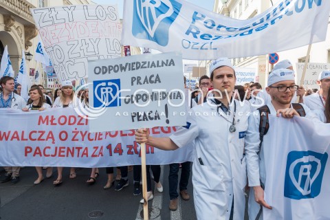  18.06.2016 WARSZAWA<br /> MANIFESTACJA POROZUMIENIA MLODYCH LEKARZY REZYDENTOW <br /> N/Z UCZESTNICY <br />  