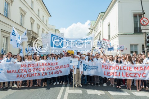  18.06.2016 WARSZAWA<br /> MANIFESTACJA POROZUMIENIA MLODYCH LEKARZY REZYDENTOW <br /> N/Z UCZESTNICY <br />  