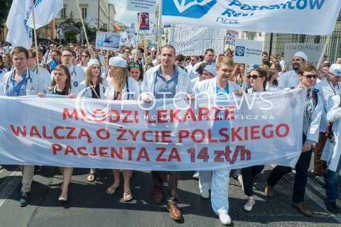  18.06.2016 WARSZAWA<br /> MANIFESTACJA POROZUMIENIA MLODYCH LEKARZY REZYDENTOW <br /> N/Z UCZESTNICY <br />  