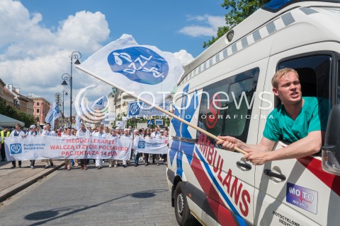  18.06.2016 WARSZAWA<br /> MANIFESTACJA POROZUMIENIA MLODYCH LEKARZY REZYDENTOW <br /> N/Z UCZESTNICY <br />  
