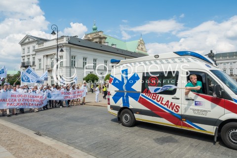  18.06.2016 WARSZAWA<br /> MANIFESTACJA POROZUMIENIA MLODYCH LEKARZY REZYDENTOW <br /> N/Z UCZESTNICY <br />  