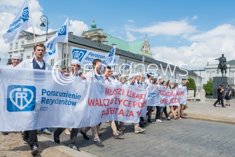  18.06.2016 WARSZAWA<br /> MANIFESTACJA POROZUMIENIA MLODYCH LEKARZY REZYDENTOW <br /> N/Z UCZESTNICY <br />  