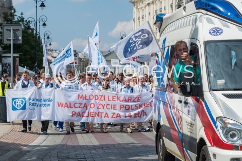  18.06.2016 WARSZAWA<br /> MANIFESTACJA POROZUMIENIA MLODYCH LEKARZY REZYDENTOW <br /> N/Z UCZESTNICY <br />  