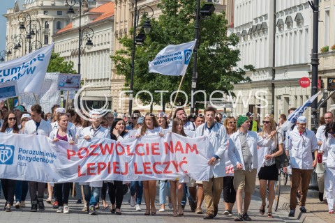  18.06.2016 WARSZAWA<br /> MANIFESTACJA POROZUMIENIA MLODYCH LEKARZY REZYDENTOW <br /> N/Z UCZESTNICY <br />  