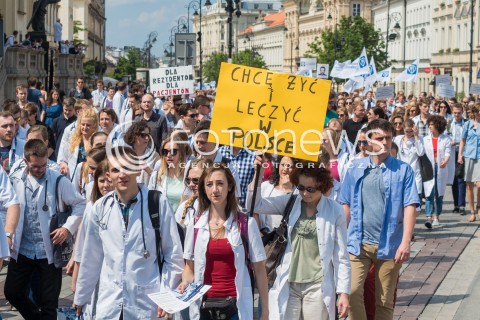 Manifestacja młodych lekarzy w Warszawie