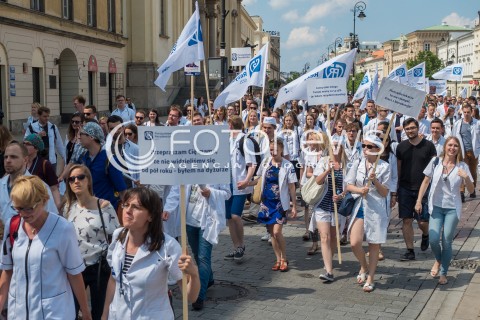  18.06.2016 WARSZAWA<br /> MANIFESTACJA POROZUMIENIA MLODYCH LEKARZY REZYDENTOW <br /> N/Z UCZESTNICY <br />  