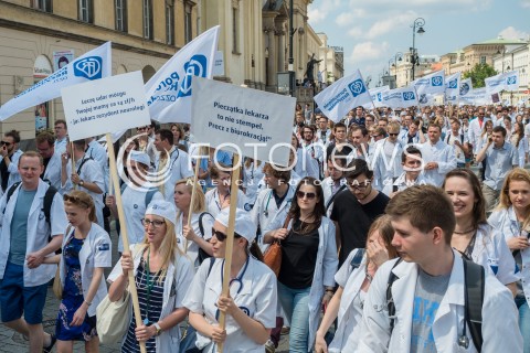  18.06.2016 WARSZAWA<br /> MANIFESTACJA POROZUMIENIA MLODYCH LEKARZY REZYDENTOW <br /> N/Z UCZESTNICY <br />  