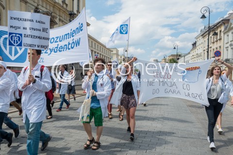  18.06.2016 WARSZAWA<br /> MANIFESTACJA POROZUMIENIA MLODYCH LEKARZY REZYDENTOW <br /> N/Z UCZESTNICY <br />  