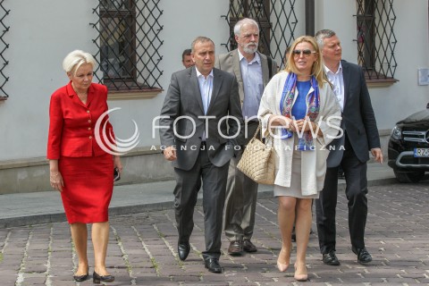  18.06.2016 RZESZOW<br />PIERWSZA W POLSCE REGIONALNA KONWENCJA PROGRAMOWA PLATFORMY OBYWATELSKIEJ PT. POLSKA OBYWATELSKA 2.0 - WYZWANIA POLSKI CYFROWEJ ORAZ FUNDUSZE EUROPEJSKIE<br />N/Z KRYSTYNA SKOWRONSKA GRZEGORZ SCHETYNA ELZBIETA LUKACIJEWSKA TOMASZ SIEMONIAK<br /> 