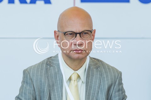  18.06.2016 RZESZOW<br />PIERWSZA W POLSCE REGIONALNA KONWENCJA PROGRAMOWA PLATFORMY OBYWATELSKIEJ PT. POLSKA OBYWATELSKA 2.0 - WYZWANIA POLSKI CYFROWEJ ORAZ FUNDUSZE EUROPEJSKIE<br />N/Z KRZYSZTOF HELLER<br /> 