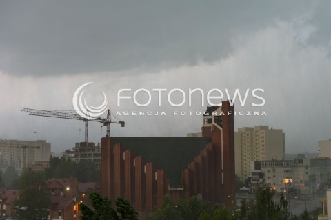 26.06.2016 WARSZAWA<br />BURZA W WARSZAWIE <br />N/Z BURZA NAD WARSZAWA OPADY<br /> 