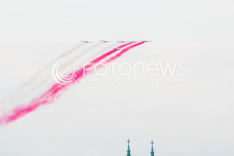  08.07.2016 WARSZAWA <br /> PRZELOT SAMOLOTOW WOJSKOWYCH NAD STADIONEM NARODOWYM W RAMACH TRWAJACEGO W WARSZAWIE SZCZYTU NATO <br /> N/Z BIALO CZERWONE ISKRY<br />ODRZUTOWIEC TRENINGOWY TS 11 ISKRA<br />  