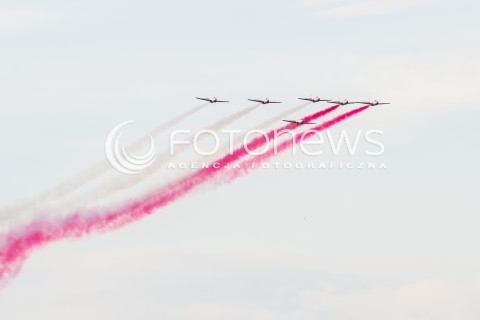  08.07.2016 WARSZAWA <br /> PRZELOT SAMOLOTOW WOJSKOWYCH NAD STADIONEM NARODOWYM W RAMACH TRWAJACEGO W WARSZAWIE SZCZYTU NATO <br /> N/Z BIALO CZERWONE ISKRY<br />ODRZUTOWIEC TRENINGOWY TS 11 ISKRA<br />  