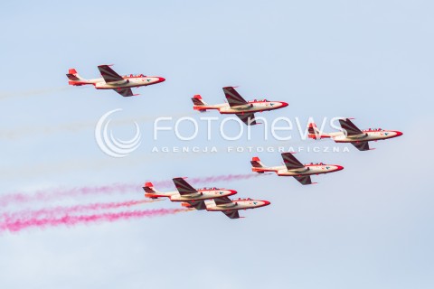  08.07.2016 WARSZAWA <br /> PRZELOT SAMOLOTOW WOJSKOWYCH NAD STADIONEM NARODOWYM W RAMACH TRWAJACEGO W WARSZAWIE SZCZYTU NATO <br /> N/Z BIALO CZERWONE ISKRY<br />ODRZUTOWIEC TRENINGOWY TS 11 ISKRA<br />  