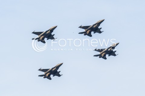  08.07.2016 WARSZAWA <br /> PRZELOT SAMOLOTOW WOJSKOWYCH NAD STADIONEM NARODOWYM W RAMACH TRWAJACEGO W WARSZAWIE SZCZYTU NATO <br /> N/Z ODRZUTOWIEC F 16<br />  