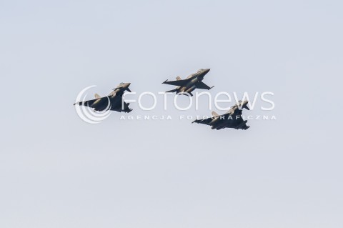  08.07.2016 WARSZAWA <br /> PRZELOT SAMOLOTOW WOJSKOWYCH NAD STADIONEM NARODOWYM W RAMACH TRWAJACEGO W WARSZAWIE SZCZYTU NATO <br /> N/Z ODRZUTOWCE EUROFIGHTER EF2000 TYPHOON<br />ODRZUTOWIEC F16<br />  