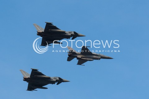  08.07.2016 WARSZAWA <br /> PRZELOT SAMOLOTOW WOJSKOWYCH NAD STADIONEM NARODOWYM W RAMACH TRWAJACEGO W WARSZAWIE SZCZYTU NATO <br /> N/Z ODRZUTOWCE EUROFIGHTER EF2000 TYPHOON<br />ODRZUTOWIEC F16<br />  
