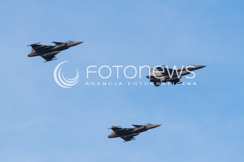  08.07.2016 WARSZAWA <br /> PRZELOT SAMOLOTOW WOJSKOWYCH NAD STADIONEM NARODOWYM W RAMACH TRWAJACEGO W WARSZAWIE SZCZYTU NATO <br /> N/Z ODRZUTOWCE EUROFIGHTER EF2000 TYPHOON<br />ODRZUTOWIEC F16<br />  