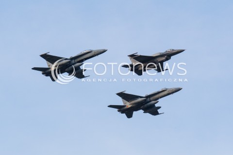  08.07.2016 WARSZAWA <br /> PRZELOT SAMOLOTOW WOJSKOWYCH NAD STADIONEM NARODOWYM W RAMACH TRWAJACEGO W WARSZAWIE SZCZYTU NATO <br /> N/Z ODRZUTOWCE MIG 29 FULCRUM<br /> ODRZUTOWIEC F 16<br />  