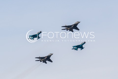  08.07.2016 WARSZAWA <br /> PRZELOT SAMOLOTOW WOJSKOWYCH NAD STADIONEM NARODOWYM W RAMACH TRWAJACEGO W WARSZAWIE SZCZYTU NATO <br /> N/Z ODRZUTOWCE RUMUNSKICH SIL POWIETRZNYCH MIG 21 LANCER<br /> ODRZUTOWCE MIG 21 FULCRUM<br />  