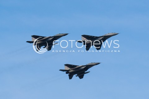  08.07.2016 WARSZAWA <br /> PRZELOT SAMOLOTOW WOJSKOWYCH NAD STADIONEM NARODOWYM W RAMACH TRWAJACEGO W WARSZAWIE SZCZYTU NATO <br /> N/Z ODRZUTOWCE MIG 21 FULCRUM<br />  