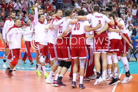  13.07.2016 KRAKOW <br />SIATKOWKA MEZCZYZN LIGA SWIATOWA 2016 TURNIEJ FINALOWY <br />FIVB VOLLEYBALL WORLD LEAGUE FINAL SIX 2016 <br />MECZ POLSKA - FRANCJA ( Poland - France ) <br />N/Z SIATKARZE REPREZENTACJI POLSKI WYGRANA RADOSC EMOCJE BARTOSZ KUREK <br /> 