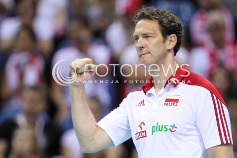  14.07.2016 KRAKOW <br />SIATKOWKA MEZCZYZN LIGA SWIATOWA 2016 TURNIEJ FINALOWY <br />FIVB VOLLEYBALL WORLD LEAGUE FINAL SIX 2016 <br />MECZ POLSKA - SERBIA ( Poland - Serbia ) <br />N/Z STEPHANE ANTIGA - I TRENER ( HEAD COACH ) RADOSC EMOCJE SYLWETKA <br /> 