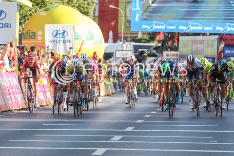  15.07.2016 RZESZOW <br />71. TOUR DE POLOGNE - ETAP IV <br />META W RZESZOWIE <br />N/Z FERNANDO GAVIRIA OSTATNIA PROSTA MICHAL KWIATKOWSKI (P)<br /> 
