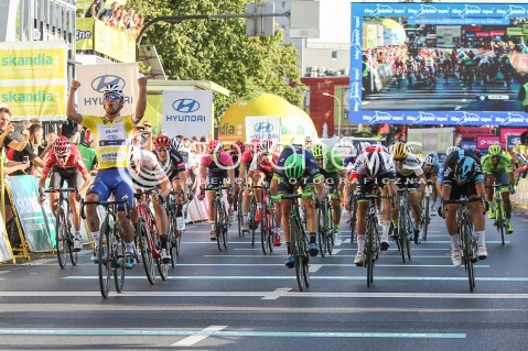  15.07.2016 RZESZOW <br />71. TOUR DE POLOGNE - ETAP IV <br />META W RZESZOWIE <br />N/Z FERNANDO GAVIRIA OSTATNIA PROSTA MICHAL KWIATKOWSKI (P) RADOSC WYGRANA ZWYCIESTWO<br /> 