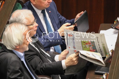  22.07.2016 WARSZAWA SEJM<br />POSIEDZENIE SEJMU RP<br />N/Z JAROSLAW KACZYNSKI CZYTA GAZETE<br /> 