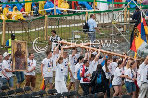  26.07.2016 KRAKOW<br /> UROCZYSTA MSZA INAUGURUJACA SWIATOWE DNI MLODZIEZY W POLSCE<br /> N/Z NIESIENIE KRZYZA<br />  