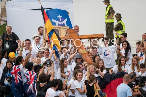  26.07.2016 KRAKOW<br /> UROCZYSTA MSZA INAUGURUJACA SWIATOWE DNI MLODZIEZY W POLSCE<br /> N/Z NIESIENIE KRZYZA<br />  