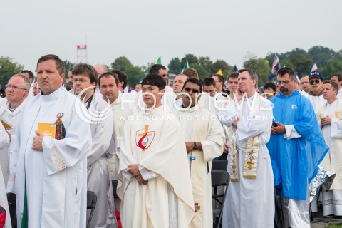  26.07.2016 KRAKOW<br /> UROCZYSTA MSZA INAUGURUJACA SWIATOWE DNI MLODZIEZY W POLSCE<br /> N/Z KSIEZA I ZAKONNICY<br />  